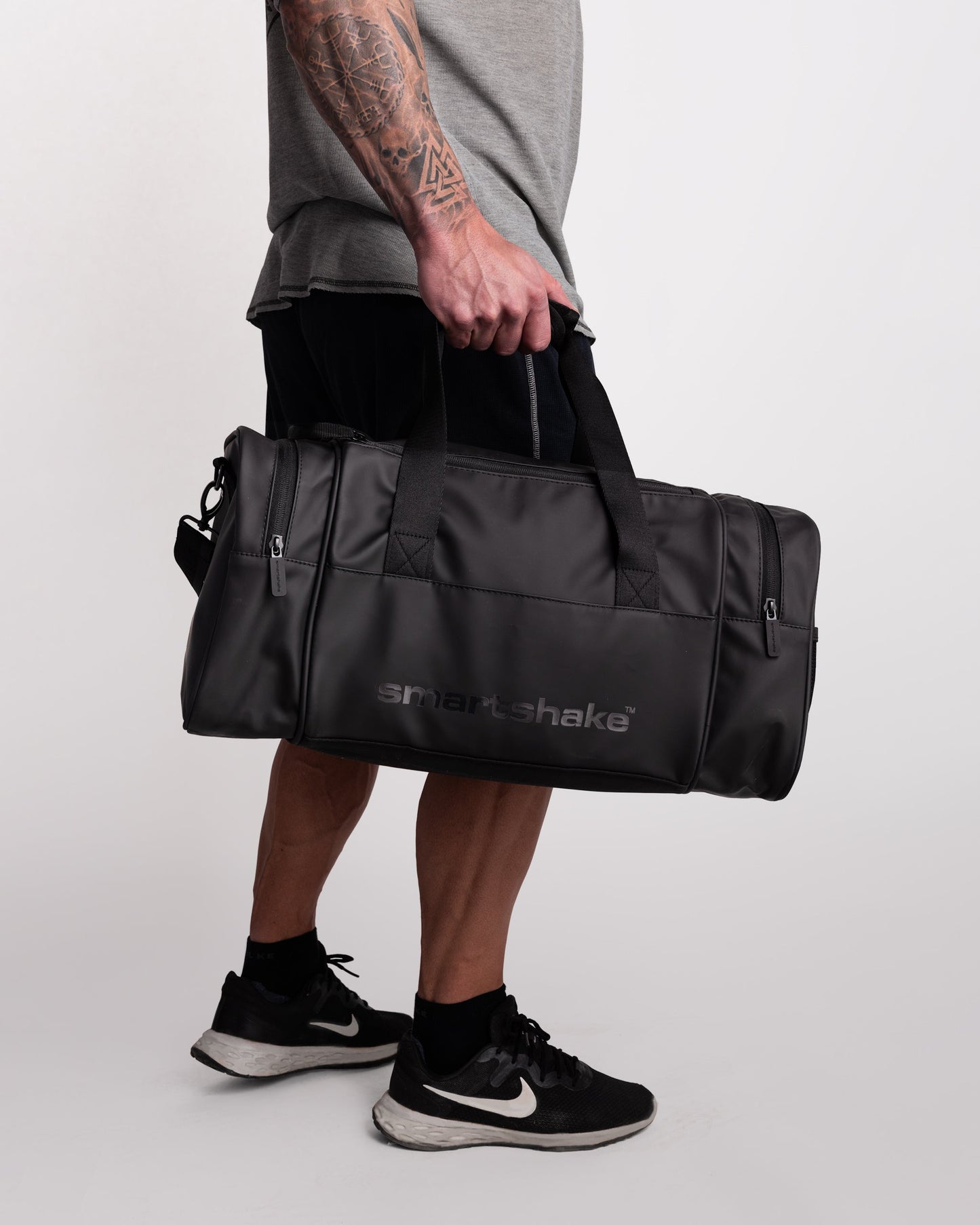 gym-bag-black-x8 Smartshake_GymBag_Black_lifestyle.jpg