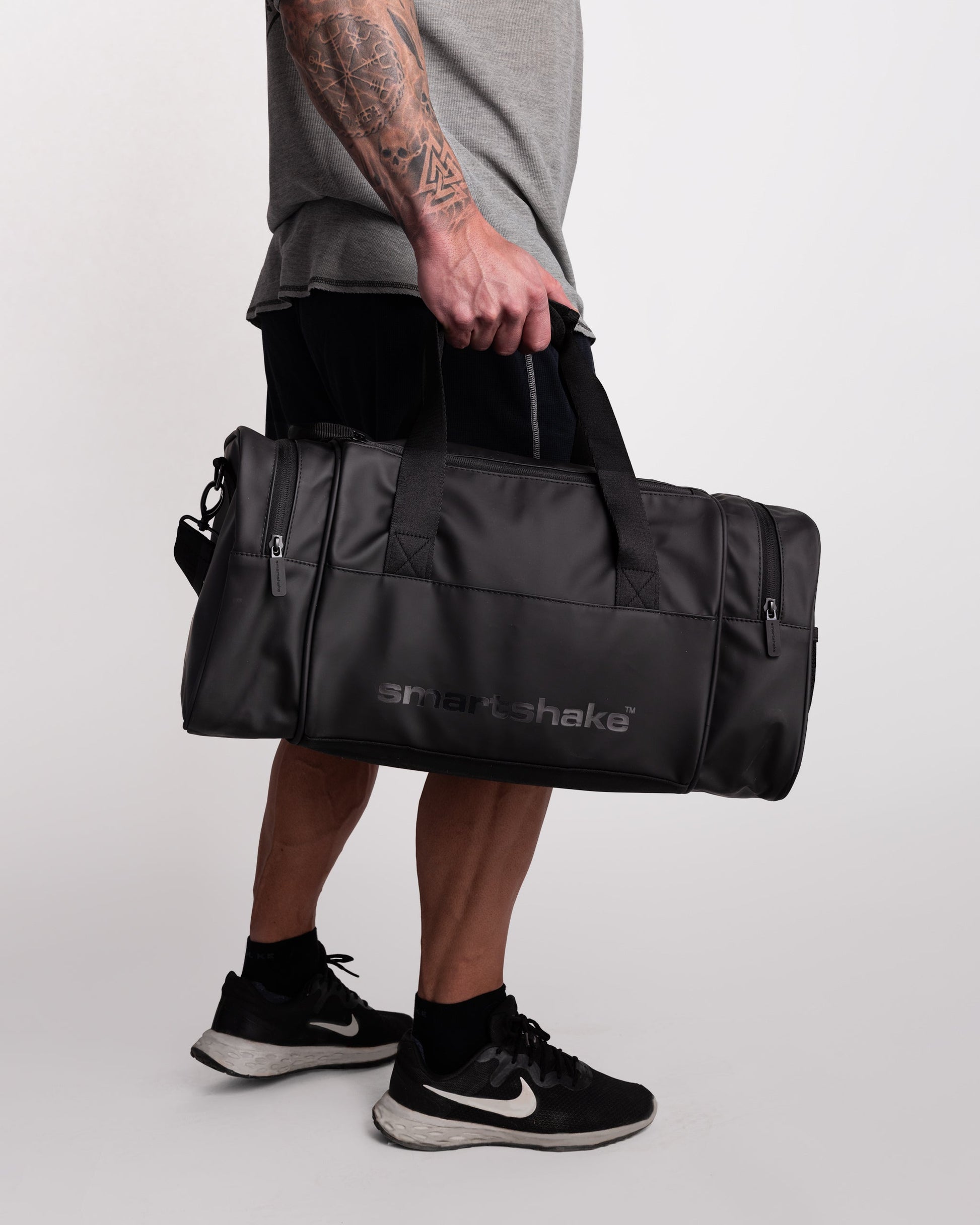 gym-bag-black-x8 Smartshake_GymBag_Black_lifestyle.jpg