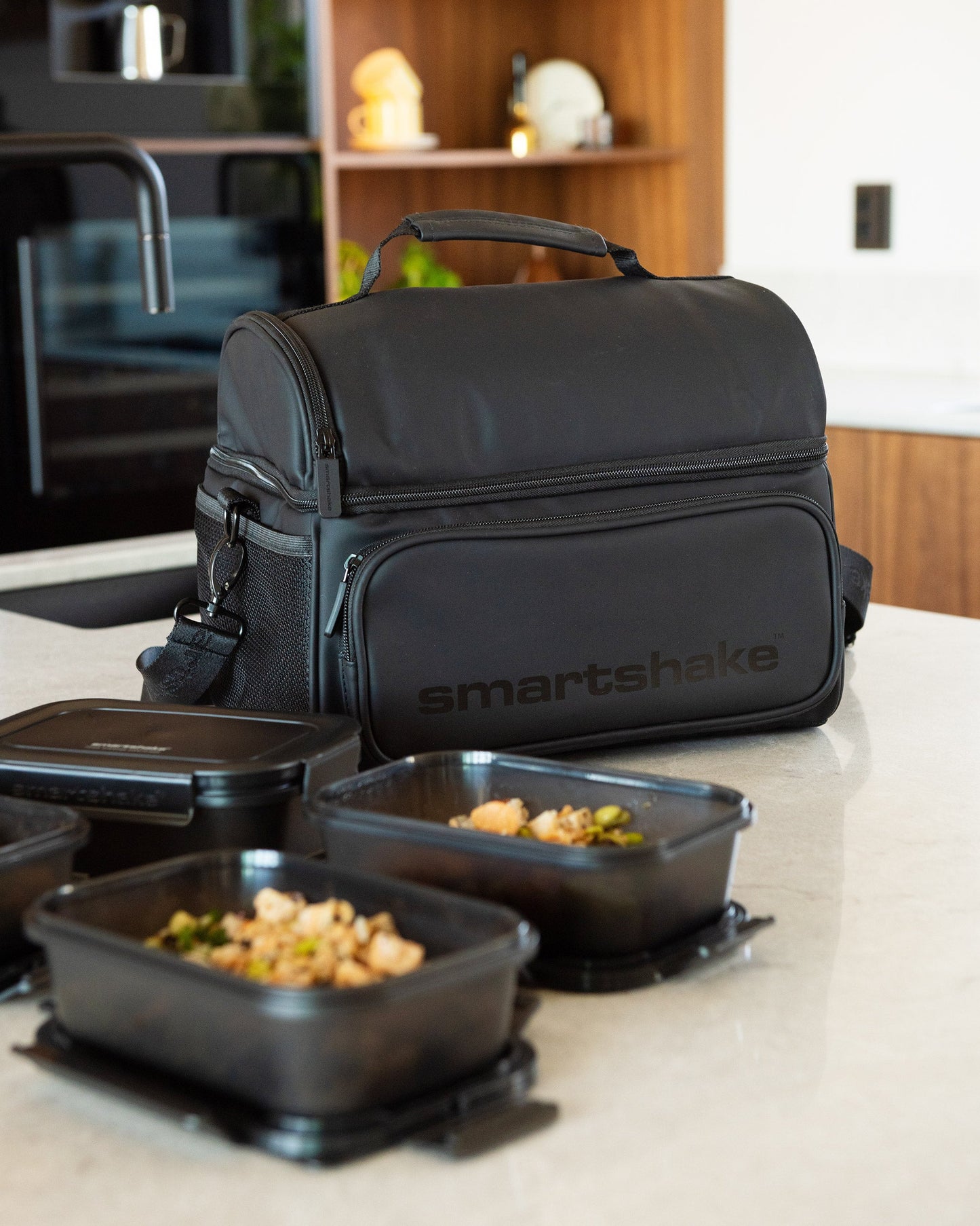 meal-prep-bag-black-with-4-food-containers-and-2-ice-packs-j7 Smartshake_Meal_Prep_Bag_Black_liefstyle.jpg
