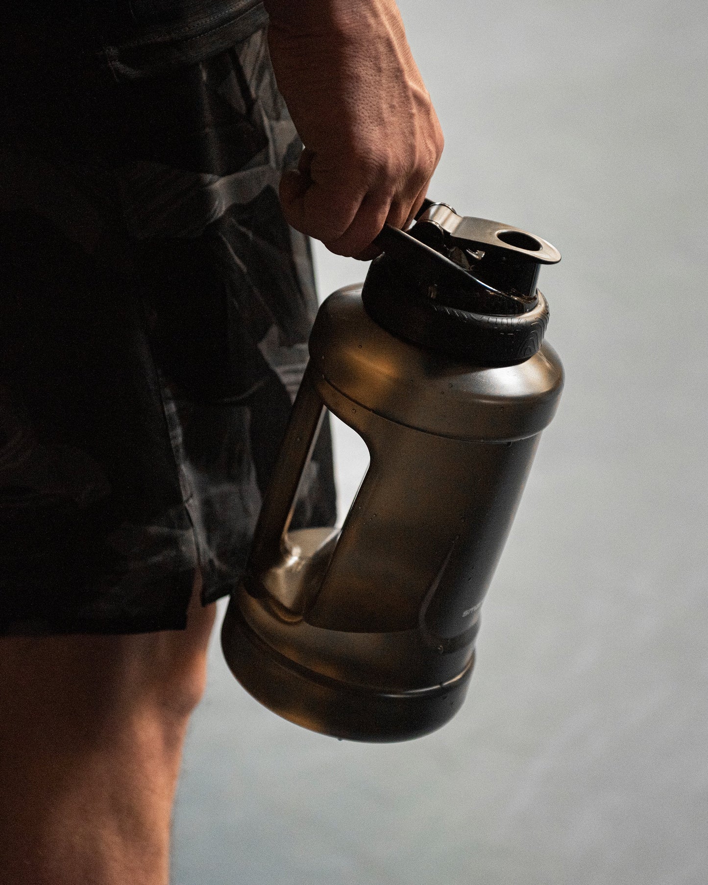 ultimate-jug-black-f8 Smartshake_Ultimate_Jug_black_lifestyle.jpg